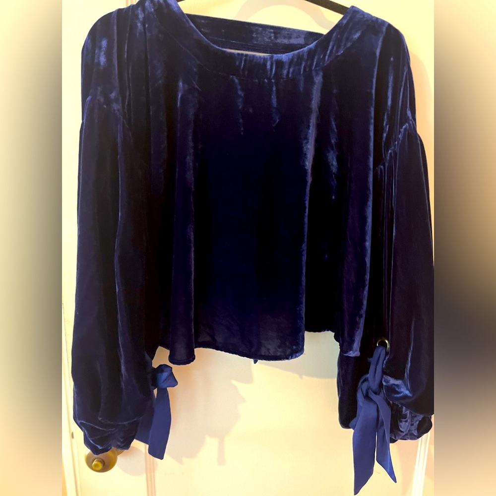 Free People - Velvet Open
Back Balloon Sleeve Blouse w/ Ties Sz XS